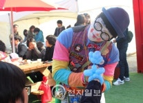 [포토] 국립극단 봄마당축제 풍선 꽃 마음에 드세요?