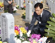[포토] 안희정 충남지사, 천안함 46용사 묘역 참배