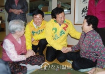 대전 경로당서 어르신에 인사하는 손학규ㆍ박범계