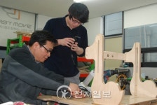 [함께 사는 세상 만들기-장애인 복지 ③] 저렴한 국산 보조기구, 수입제품보다 편리해요