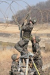 [포토] 김포대교 철책 철거 시작 어! 조심, 조심