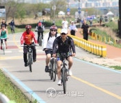 [포토] 주말 오후 한강 시민공원서 자전거 타는 시민들