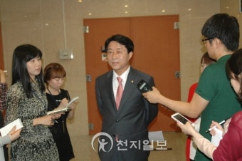 [포토] 취재진 질문에 답변하는 민주통합당 조정식 당대표 후보
