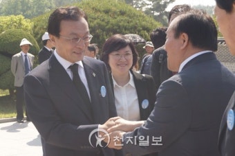[포토] 악수 나누는 이해찬 상임고문