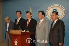 [포토] 영남출신 전직 국회의원 및 장관급 인사 16명, 김두관 대선 경선 참여 촉구
