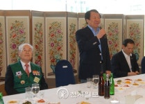 [포토] 대전 6.25 참전 유공자 만찬장서 염홍철 시장