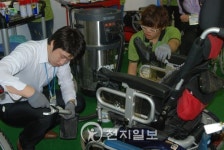 [포토] 경기도재활공학센터, 고장난 전동 휠체어 새것으로 수리 중