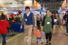 [포토] "엄마 아빠 손 잡고 '임신출산유아교육전' 왔어요"