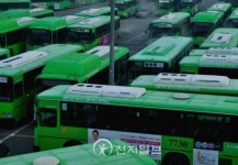 [포토] 22일 새벽 차고지에 모여 있는 버스들