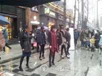 강남 한복판에서 펼쳐진 길거리 횡단보도 패션쇼