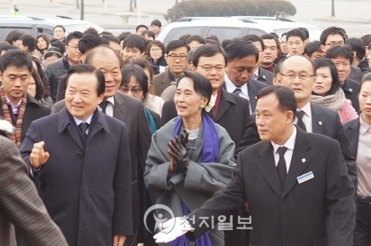 김옥숙 여사, 5.18 민주묘지 참배로 영웅들에 사죄함을 전해