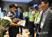 [포토] 신동빈 회장에 5대 요구안 전달할터… 가로막은 롯데 측