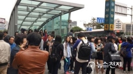 버스도 못타겠네… 4호선 고장에 버스정류장 인파로 붐벼