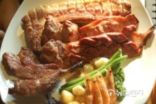 [인터뷰] 산에산 화덕구이 … 700도 화덕에서 10분, 고깃살이 작품