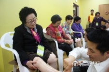 [포토] 신천지 광주교회 의료봉사… 발마사지 해드려요