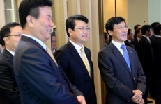 안희정 충남도지사, 삼성디스플레이 아산캠퍼스 방문