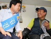 [포토] 구두수선방 들른 김진표 후보