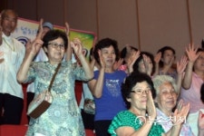 [포토] 에어로빅 경연대회 응원하는 어르신들