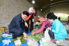 세종시 싱싱장터  주5회 운영… 농산물 파는 이춘희 시장
