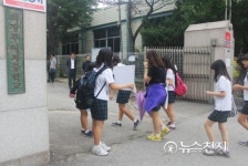 [포토] 첫 9시 등교하는 의정부여중 학생들