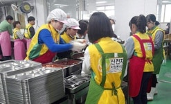 군산 신천지자원봉사단, 경로식당 봉사로 나눔 실천