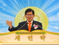 [포토] 신천지 맛디아지파 수료식… 말씀 선포하는 이만희 총회장