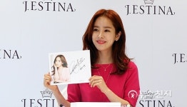 [포토] 한지민, 제이에스티나 팬사인회… 제 싸인 어때요?