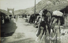 [천지일보-100년전 사진] 독립문 앞 풍경(1907년)