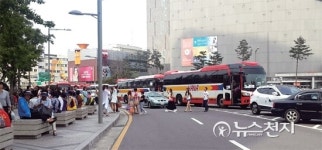불법주차에 도로정차… 서울시내 점령한 요우커의 발