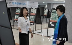 [포토] 천지일보 6.25사진전 관람하는 황인자 국회의원