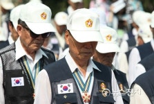 [포토] 6.25전쟁 한강방어선 전투 기념식, 묵념하는 참석자들