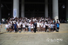 안희정 충남지사 광복 70주년 경축행사 학생들과 함께