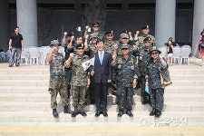 안희정 충남지사 광복 70주년 경축행사 학생들과 함께