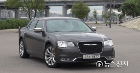 [시승기] 벤츠·BMW에 지쳤다면 뉴 크라이슬러 300C 아메리칸 대형 세단