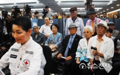 [포토] 이산가족상봉 추첨 결과 기다리는 어르신들