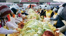 신천지자원봉사단 창원·진해지부, 외국인·이주민과 함께 김장나눔 봉사