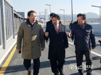 문평대교 BRT 정류장 둘러보는 권선택 시장과 이충재 행복청장