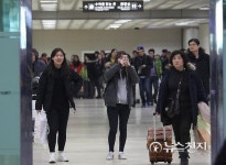 김포공항에 도착한 제주 여행객 집에 온 기념으로 찰칵~