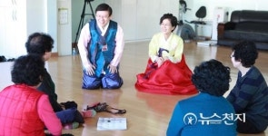 박종준 세종시 예비후보 내외, 설 연휴 지역 어르신들에 세배