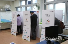 [4.13총선] 천안성정초등학교 투표소, 주민들의 발길 이어져