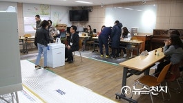 [4.13총선] 천안두정중학교 투표소, 소중한 한 표 행사하는 시민