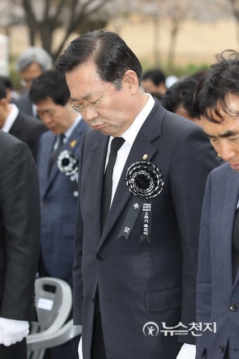 묵념하는 더민주 홍영표 당선인·더민주 박남춘 당선인