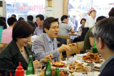수원화성행궁 광장 일대 둘러보는 황교안 국무총리