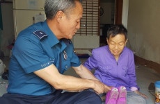 [경기] 동두천서, 신발에 반사스티커 붙여 교통사고 예방