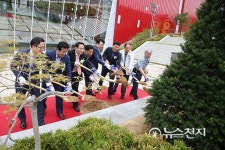 아산시, 보조경기장·복합스포츠센터 준공… 기념식수