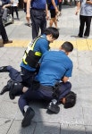 [초점] 경찰 과잉진압 논란… 반항도 않는데 팔 꺾고 얼굴 짓눌러 체포