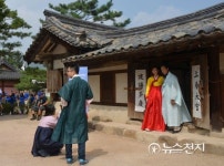 한복 입고 오촌댁 앞에서 찰칵