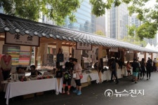 육의전 둘러보는 시민들