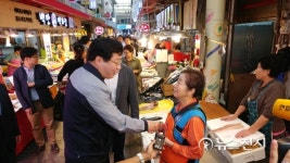 주형환 산업부 장관, 수유시장 방문… 장사 잘 되세요?