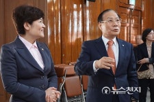 천도교 중앙대교당 설명하는 이정희 교령